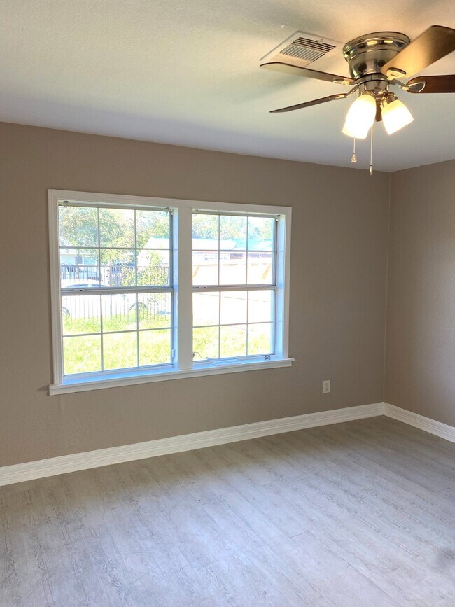 Building Photo - 5714 Southwind St