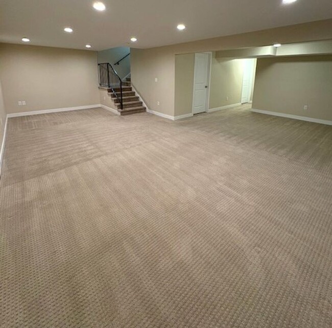 Building Photo - 4 Bedroom Townhome at Three Fountains in M...