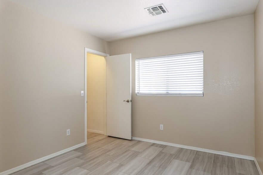 Building Photo - 3042 W Casino Ave