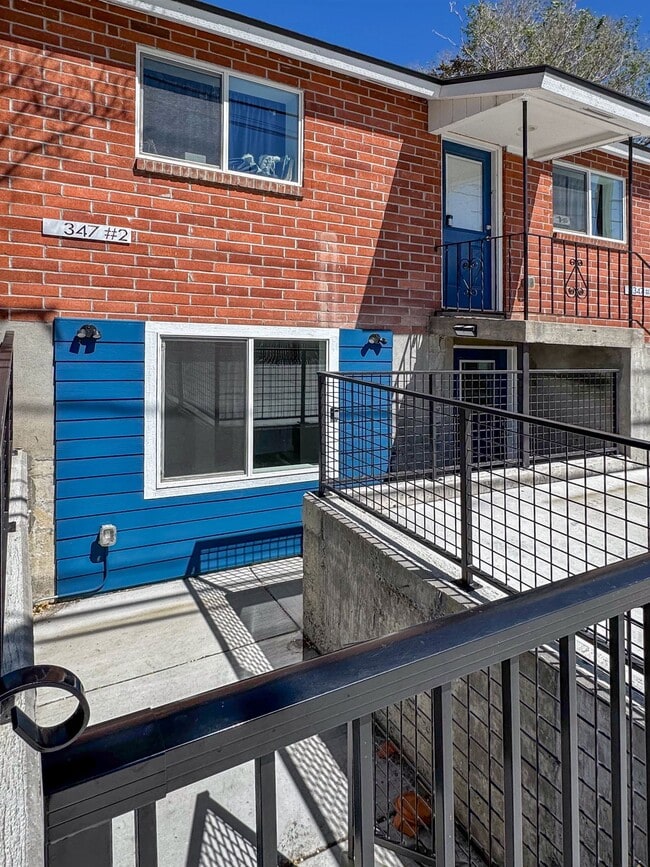 Building Photo - Fully Renovated MidTown Duplex with Parking!