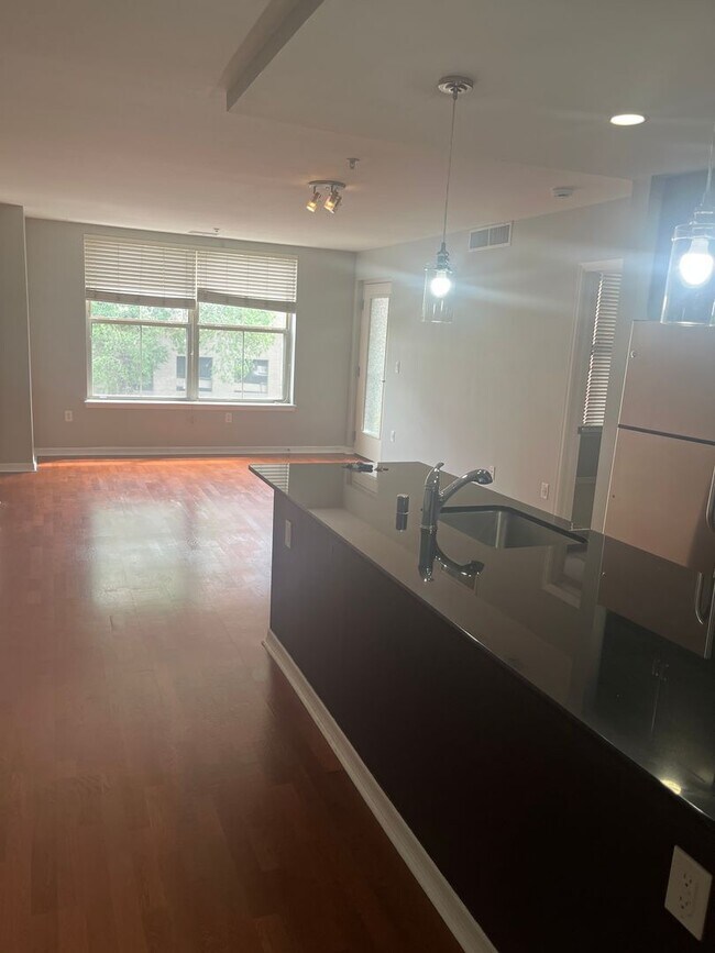Building Photo - Spacious two bedroom two full bath in the heart of downtown!! AVAIL NOW!