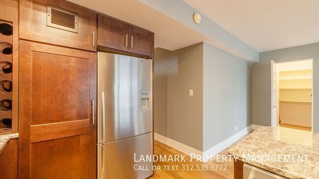 Building Photo - 253 E Delaware Pl