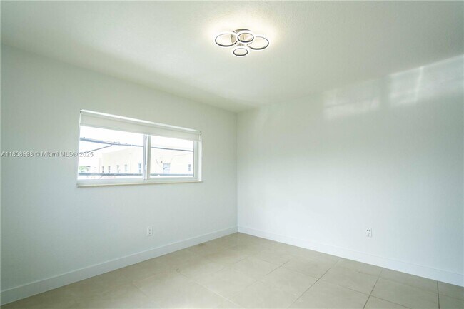 Building Photo - 1940 Biarritz Dr