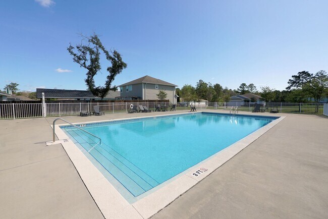 Building Photo - Central Freeport Location with Community Pool