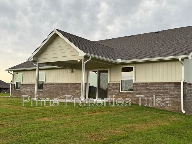 Building Photo - 3012 S Redwood Ave