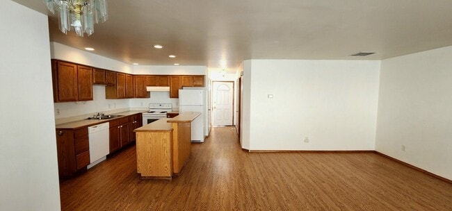 Building Photo - 1326 S Skyline Dr