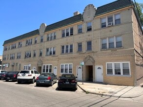 Building Photo - 5357 W Belmont Ave