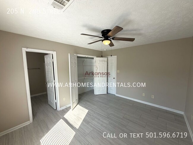 Building Photo - 205 N 2nd St