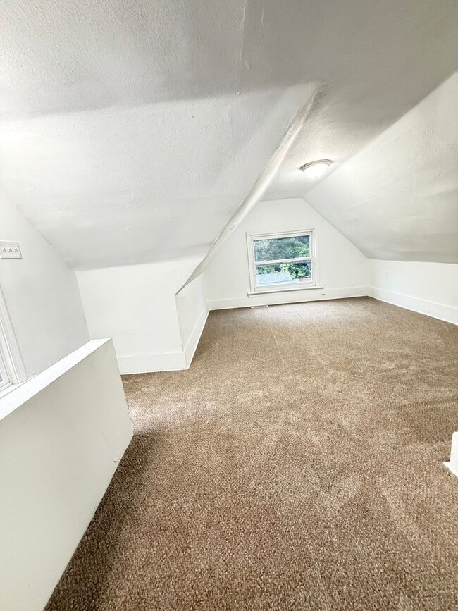 Building Photo - Newly Remodeled 2 or 3 Bedroom In Upper La...