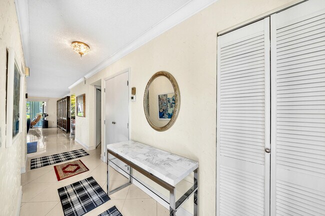 Building Photo - 9285 Vista del Lago