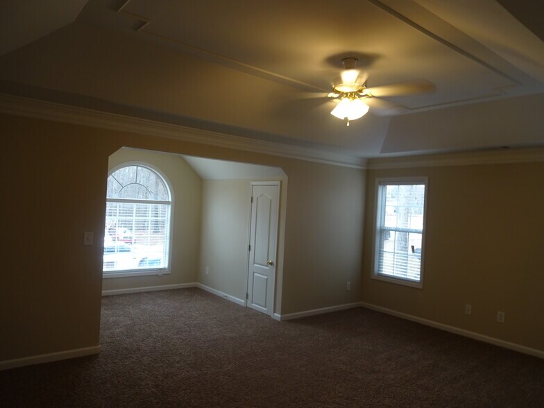 Building Photo - 1054 Falls Brooke Dr