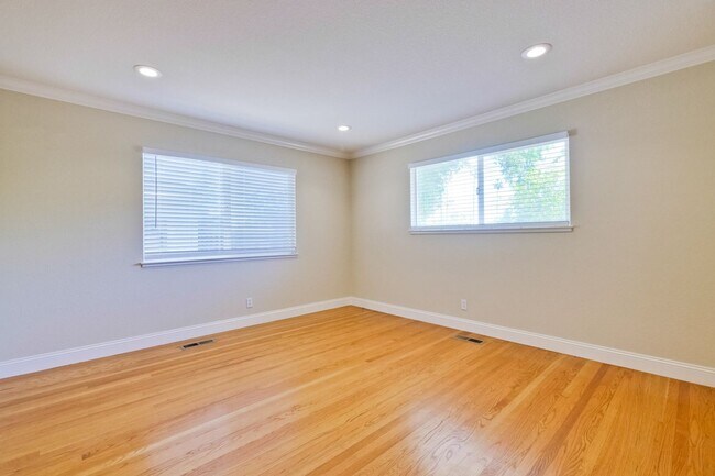 Building Photo - Spacious Home l Massive 12,525 Sq Ft Lot l...