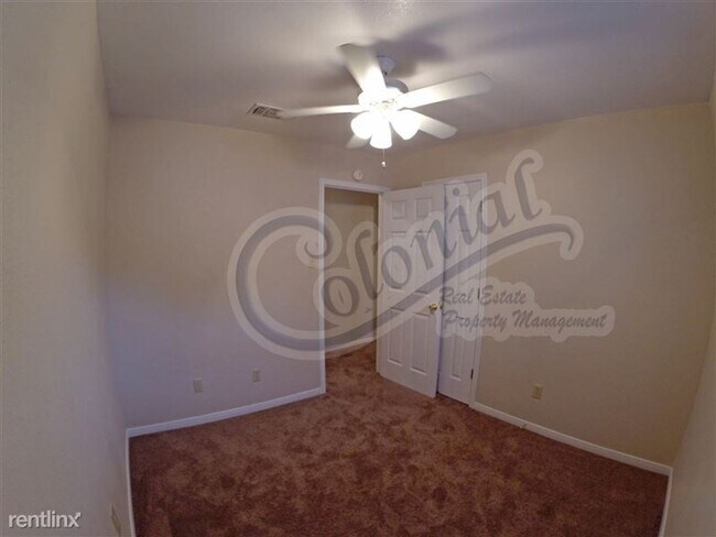 Building Photo - 215 E Robin Ln