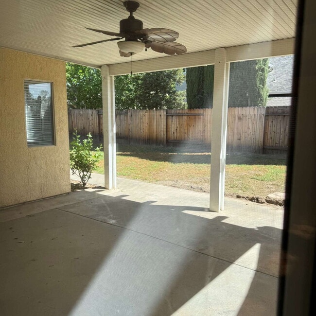 Building Photo - Great location near park and shopping