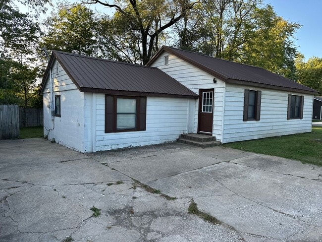 Building Photo - Available Now! 3-Bed, 1-Bath Home in Central Springdale!
