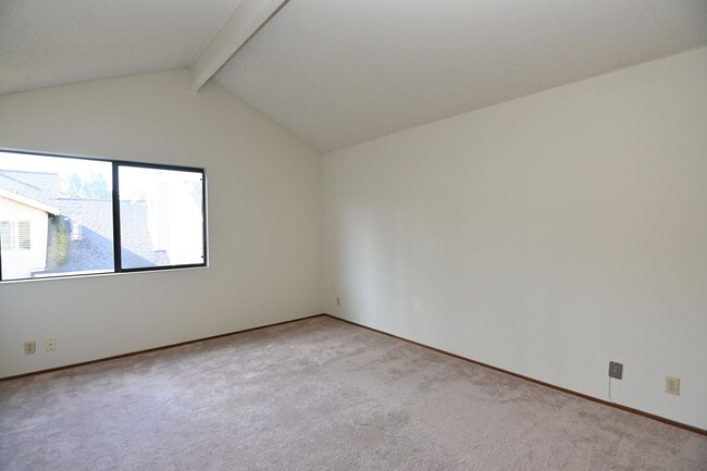 Building Photo - SFR near 880 & 84 -Minutes from Paseo Padr...