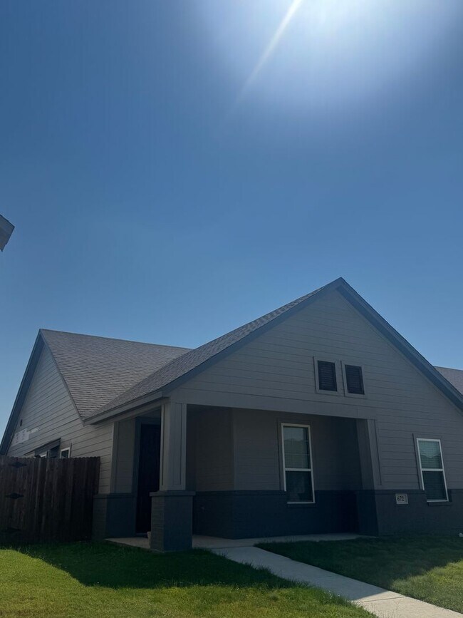 Building Photo - 3/2 Home for the Holidays in GODLEY ISD - ...
