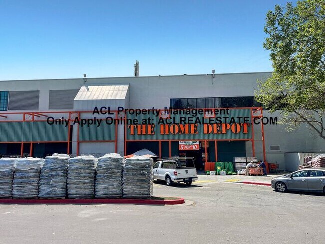 Building Photo - 3 Bed / 2.5 Bath | 1,362 Sq Ft | Prime Downtown San Leandro Location | Walkable + Parking