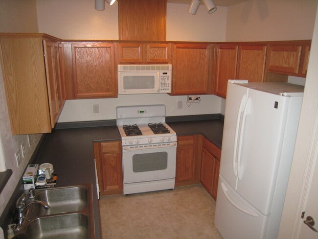 Building Photo - Spacious condo with attached garage.