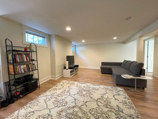 Building Photo - Fantastic Lower Duplex Unit with Washer/Dr...