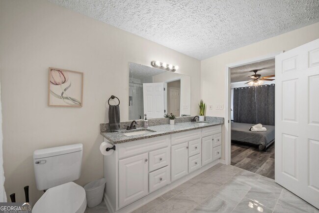 Building Photo - 1954 Woodbine Terrace NE