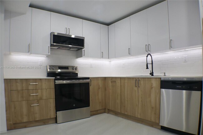 Primary Photo - 2750 NE 183rd St