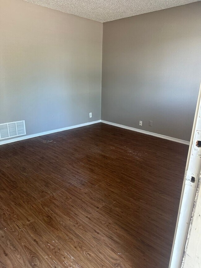 Building Photo - Brookview Duplex 6819