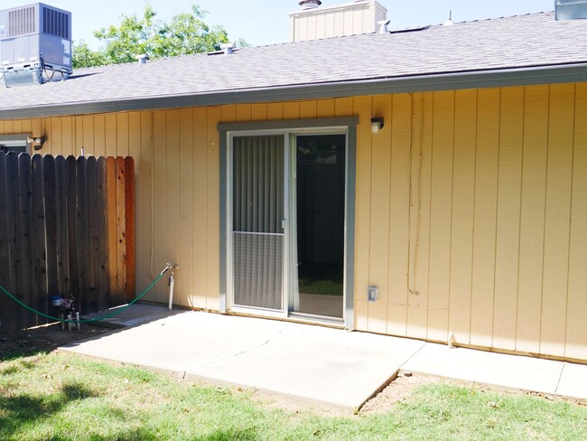 Building Photo - Cozy 2 Bed 2 Bath 950sq. ft. Duplex in Elk Grove