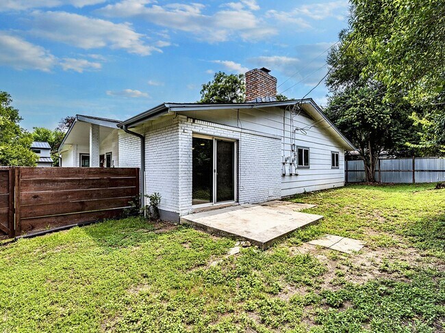 Building Photo - 2401 La Casa Dr