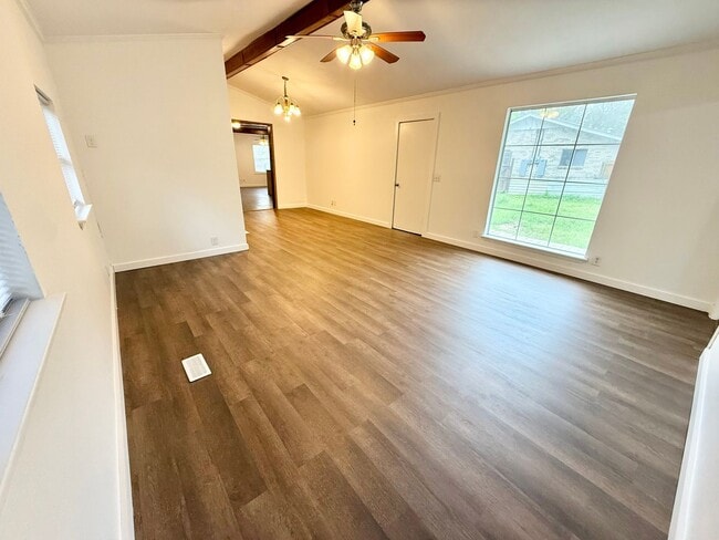 Building Photo - 4-bed, 3-bath, HUGE yard!