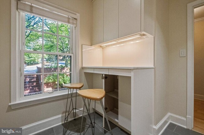 Building Photo - 3217 Sutton Pl NW