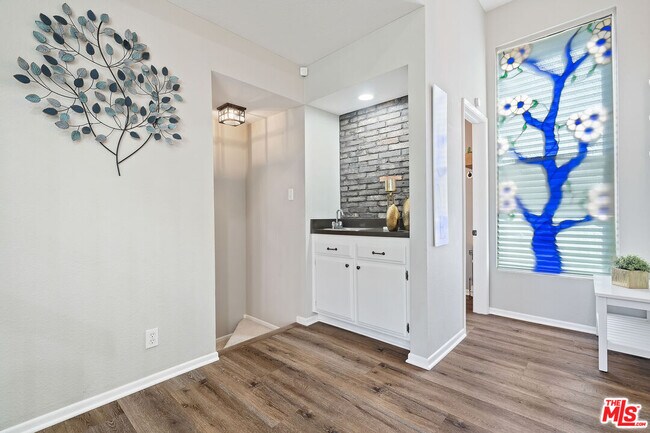 Building Photo - 5757 Owensmouth Ave