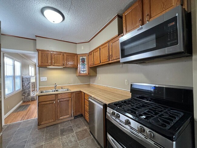 Building Photo - 4 bedroom, 2 bathroom home in the peaceful community of Mahtomedi access to White Bear Lake