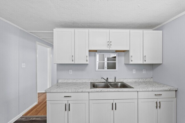 Building Photo - Updated 3-Bedroom Home on Quiet Street in Charlotte Court House!