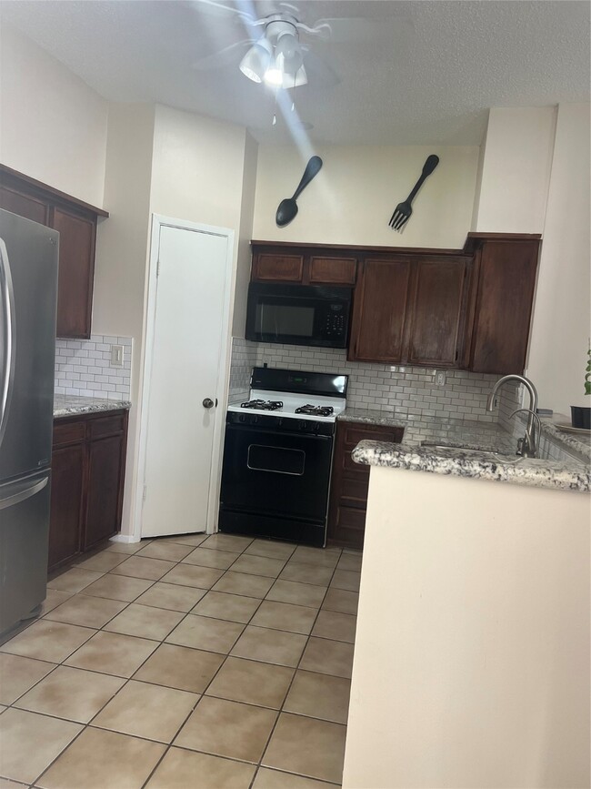 Building Photo - 10907 Spring Harvest Dr