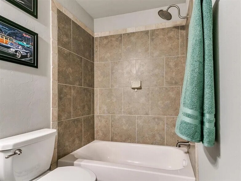 Shared Bathroom - 936 SW 140th St