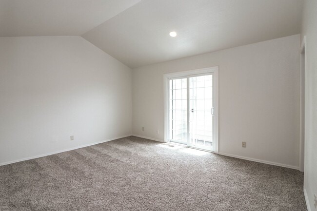 Building Photo - Lovely South Tulsa location close to shopping and restaurants