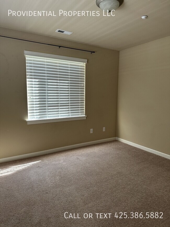 Building Photo - 17020 NE 118th Way