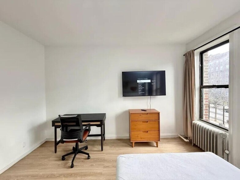 Building Photo - Furnished room/NOT APARTMENT