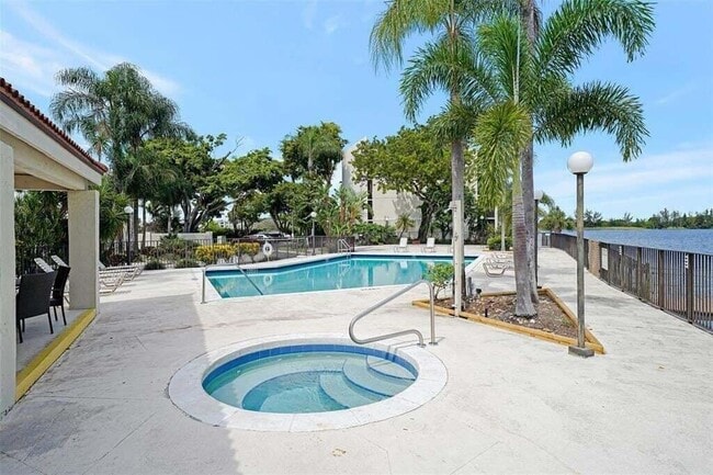 Building Photo - 111 Lake Emerald Dr