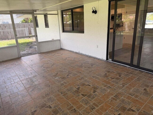 Building Photo - 1117 SE Stewart Rd