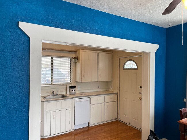 Primary Photo - 201 S Asbury St