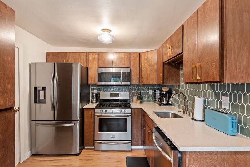 Building Photo - 14004 SE River Rd