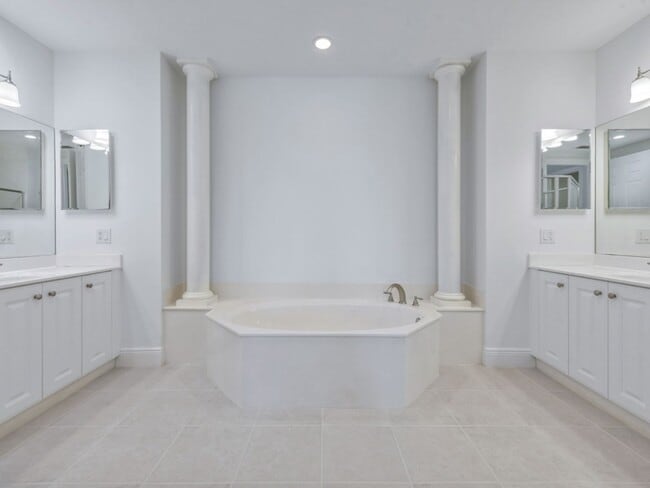 Building Photo - 9229#103