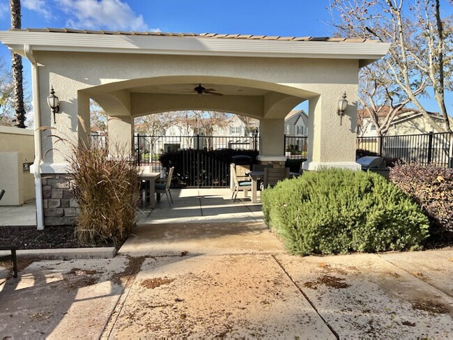 Clubhouse with BBQ grills - 373 N Amedeo Ln