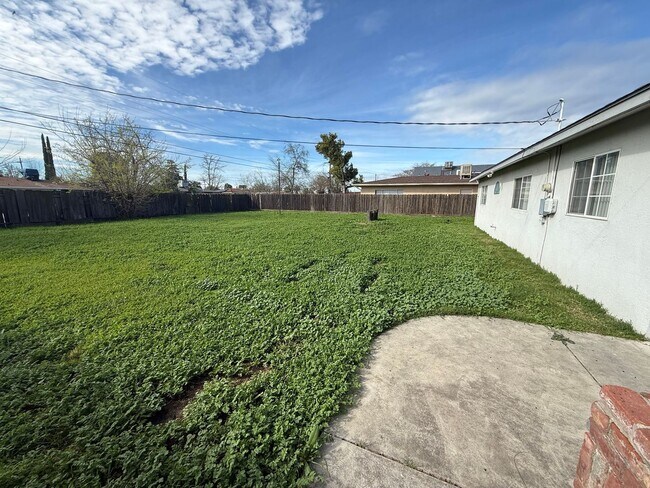 Building Photo - Great Location Near Hwy 41 – 3 Bedroom Home with Big Backyard!