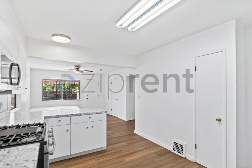 Building Photo - Unit