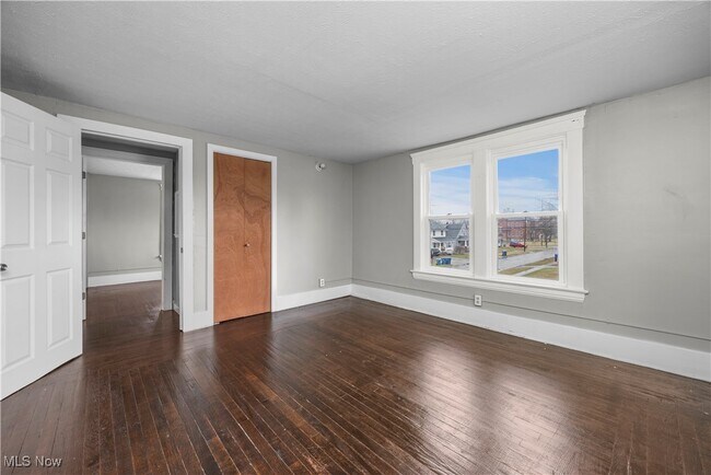 Building Photo - 1063 W 21st St