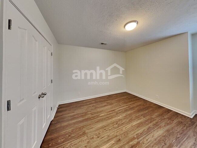 Building Photo - 1128 Eastwoods Dr