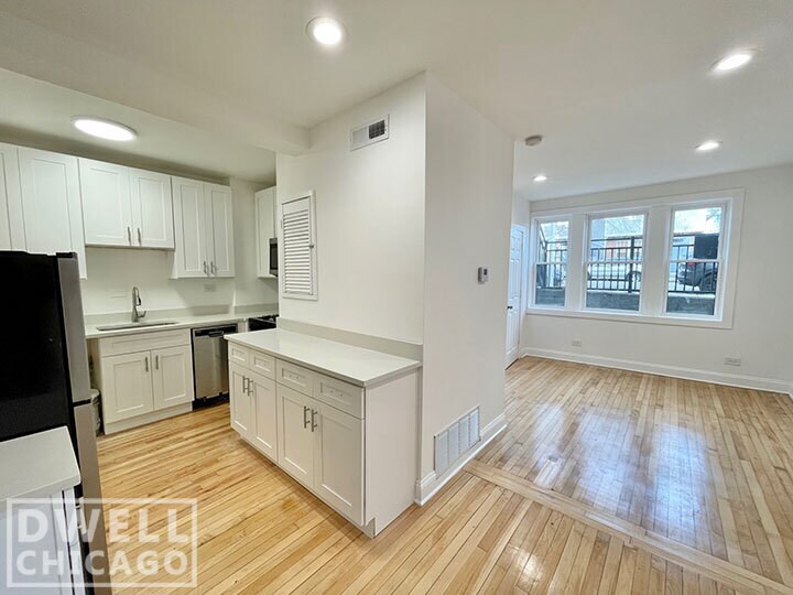 Building Photo - 1851 W Dickens Ave